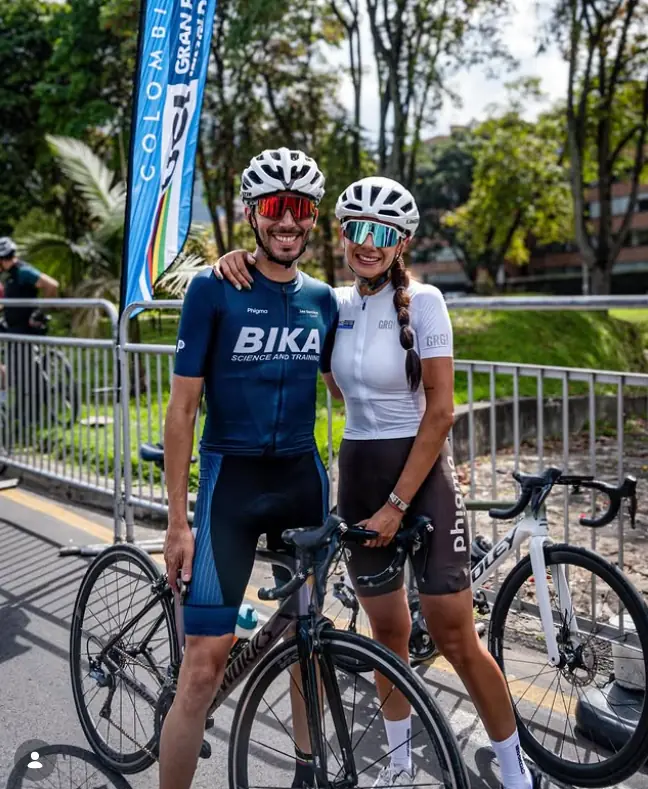 Pareja de ciclistas sonriendo antes de rodar