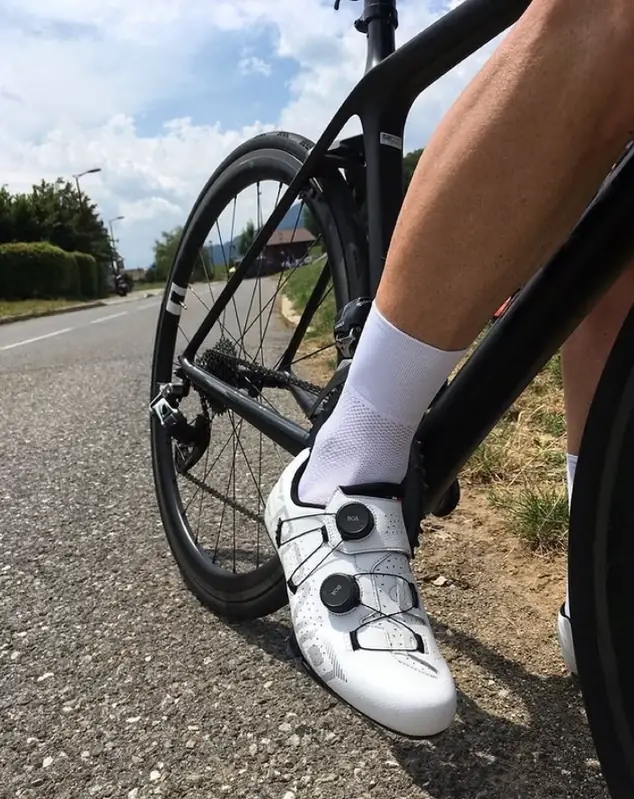 Detalle de zapatilla de ciclismo sobre el pedal